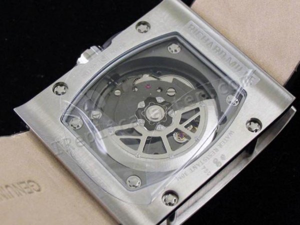リチャードはRM016 WGのレプリカ時計をミル