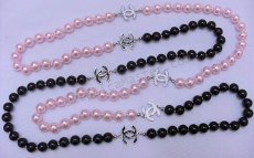 Chanel Pink / Black Pearl Necklace Réplica
